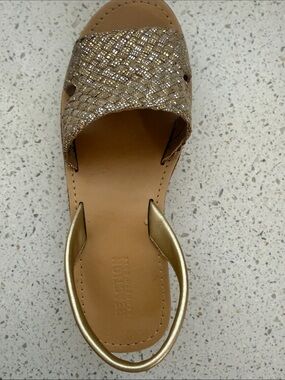 Kenneth Cole Reaction Gold & Silver Sandal. Size 8.5